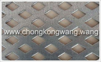 菱形孔冲孔网由各种材质的钢板冲孔而成，顾名思义是指表面有菱形形状孔型的金属板